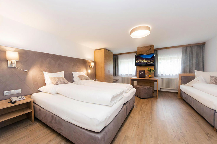 ca. 28 m², no balcony Attic floor four-bed room